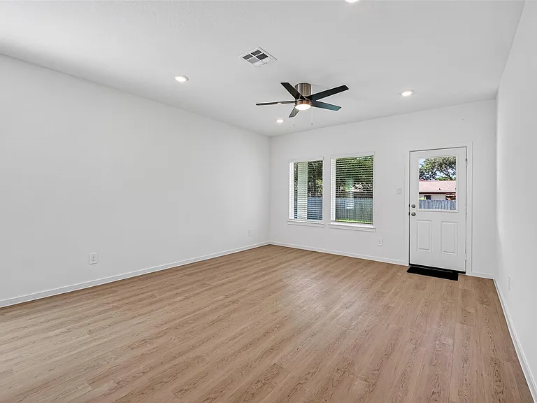 407 Robin St — Photo 11