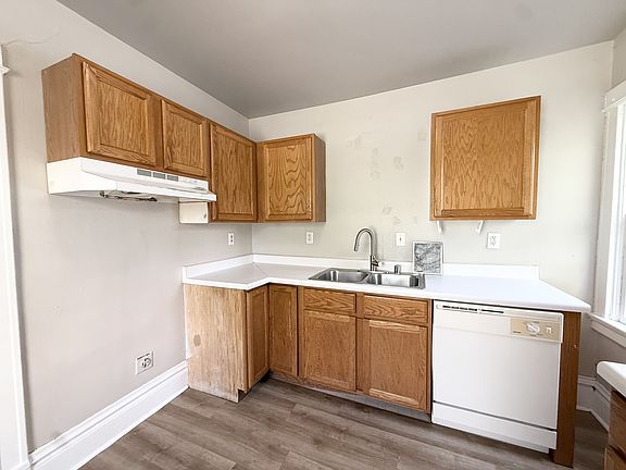 2nd image of 201 N Pinckney St #2
