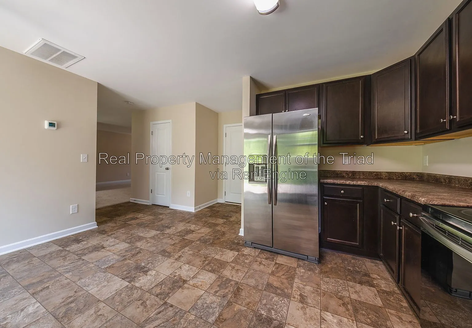 4 bed, 2.5 bath, 2033 sqft, $1,925 — Photo 3