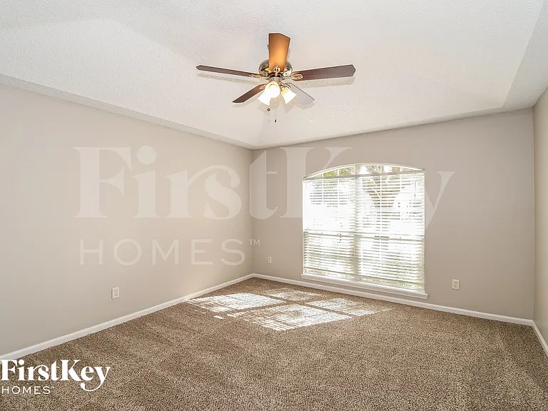 729 Mackenzie Cir — Photo 8