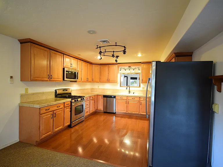 402 Sunridge Ave — Photo 2