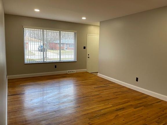 4th image of 33633 Swan Dr