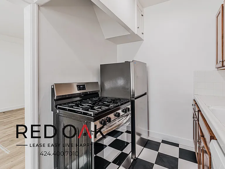 1818 Whitley Ave #203 — Photo 2