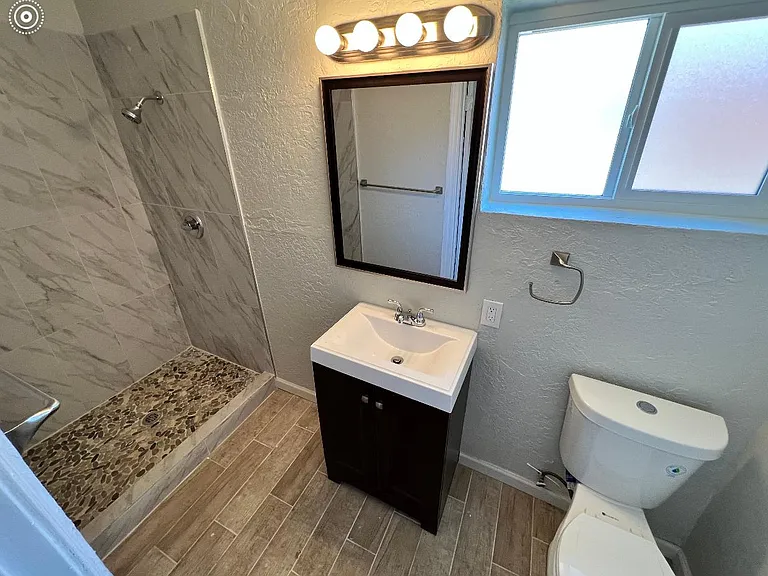 433 General Somervell St NE — Photo 6
