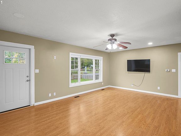 5th image of 922 NW Connell Ave