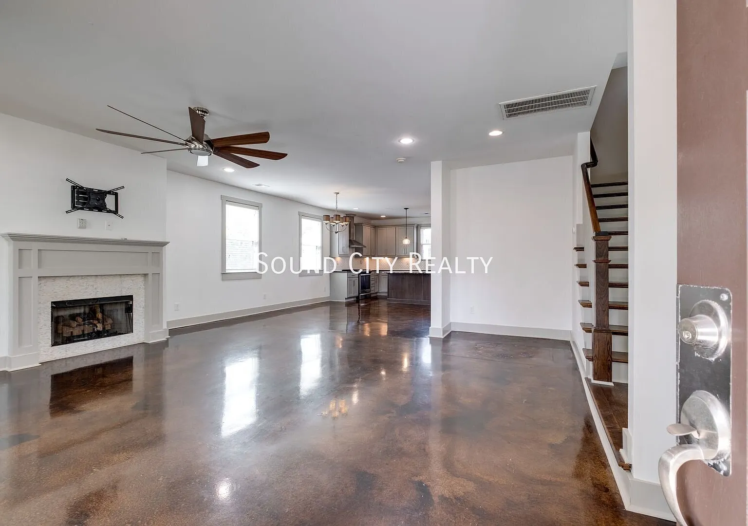 East Nashville cottage, large deck, pet friendly, large deck, open kitchen floor plan, available ... — Photo 3