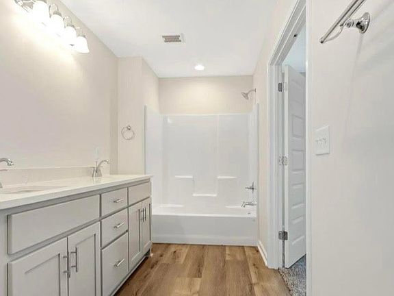 4th image of 330 Raven Ln
