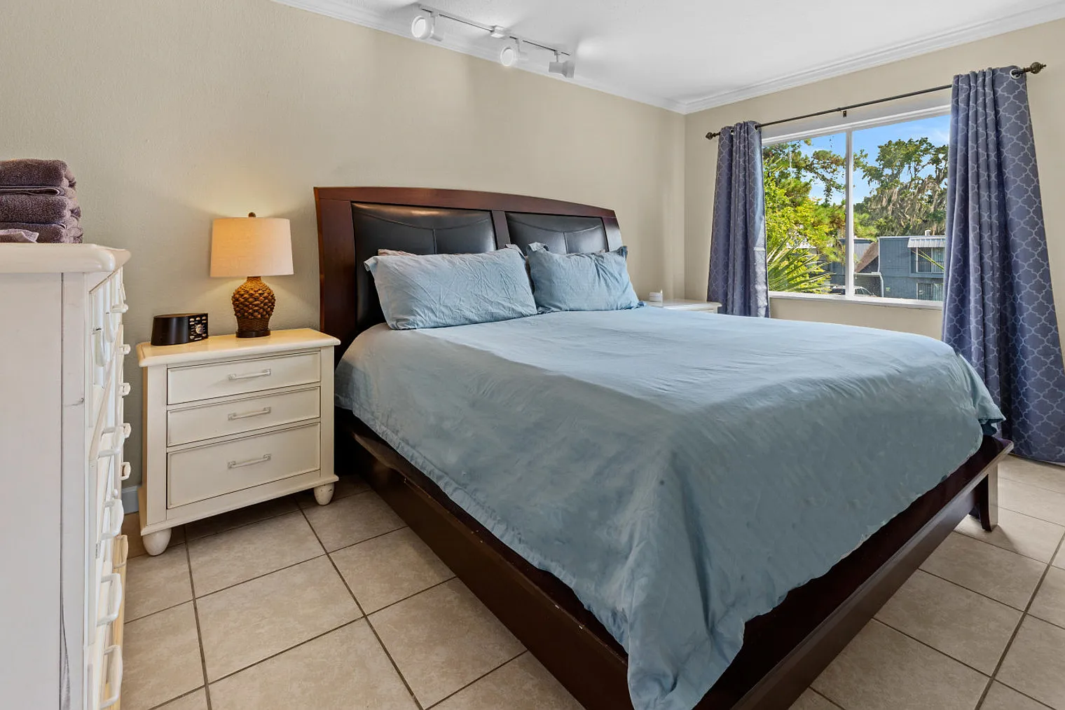 2 bed, 1.0 bath, $3,722 — Photo 4