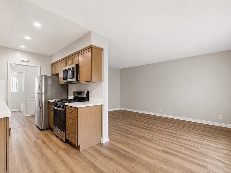 830 Elm Ave — Photo 2