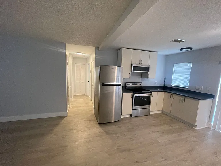 780 NE 46th Ct — Photo 11