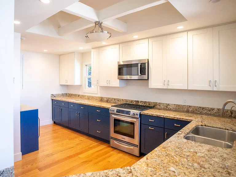 2521 Whitney Ave — Photo 6