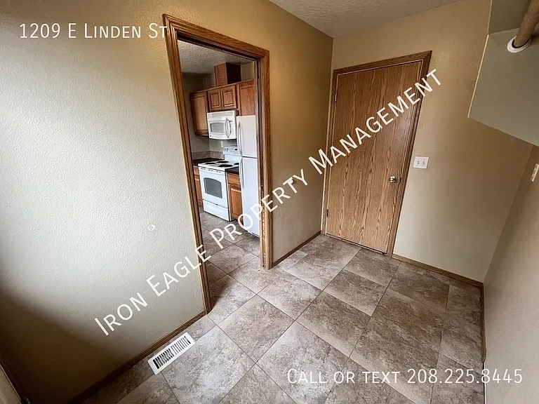 1209 E Linden St — Photo 6