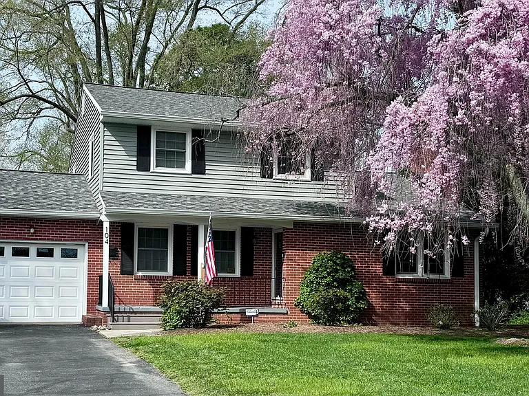 104 Cedar St — Photo 1