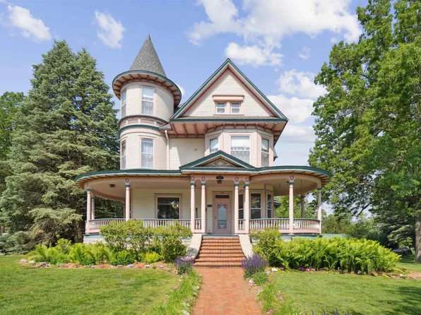 309 Upper Broadway St, Decorah, IA 52101