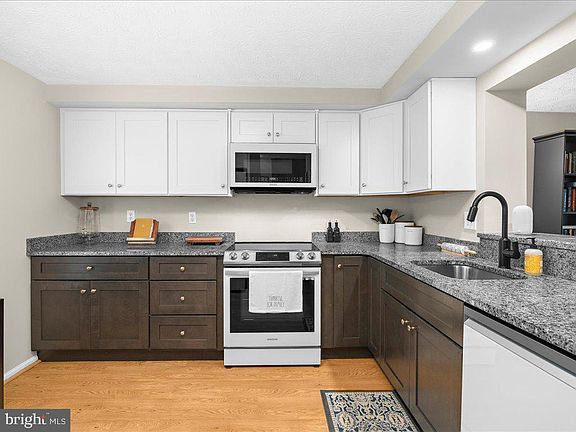 5th image of 1408 Point O Woods Ct