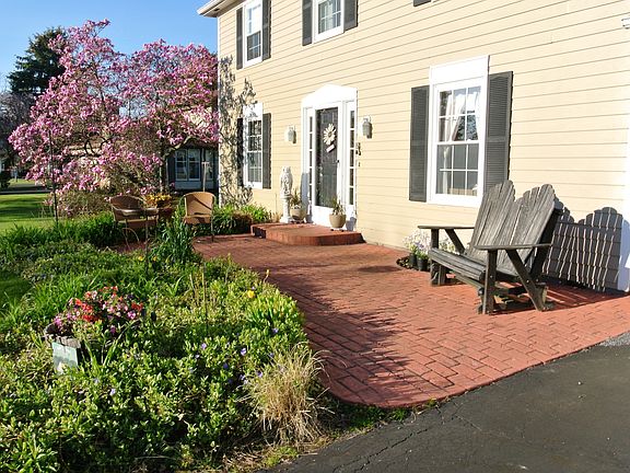 2nd image of 912 Blackberry Ln
