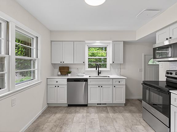 4th image of 558 Arlington Ave E