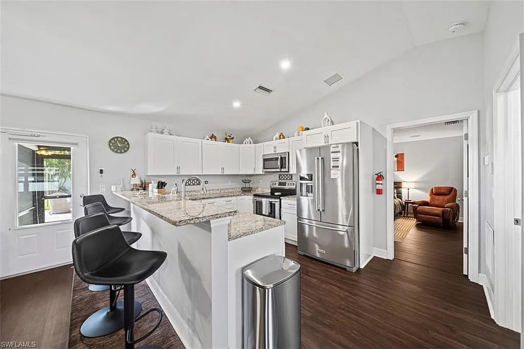 3 bed, 2.0 bath, 1277 sqft, $2,400 — Photo 3