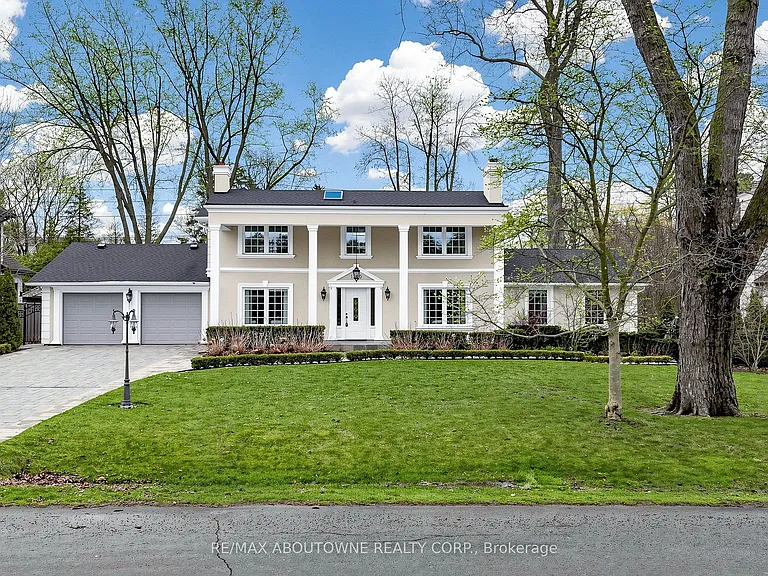 1316 Cambridge Dr — Photo 2