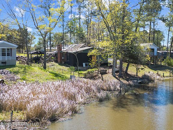 3rd image of 355 Lake Harbor Rd