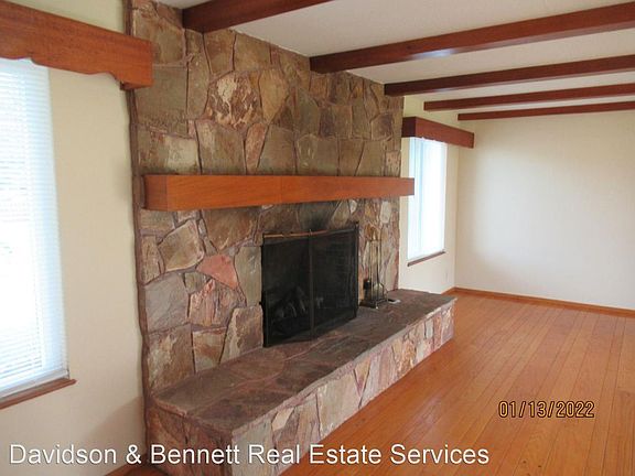 3rd image of 1031 Sunset Rd