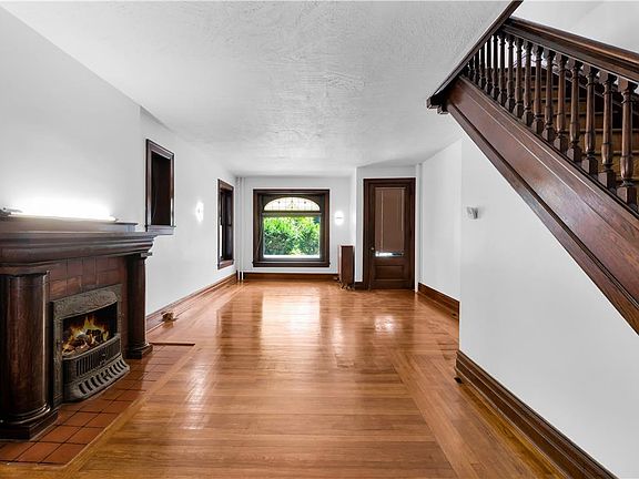 4th image of 1231 W Walnut St