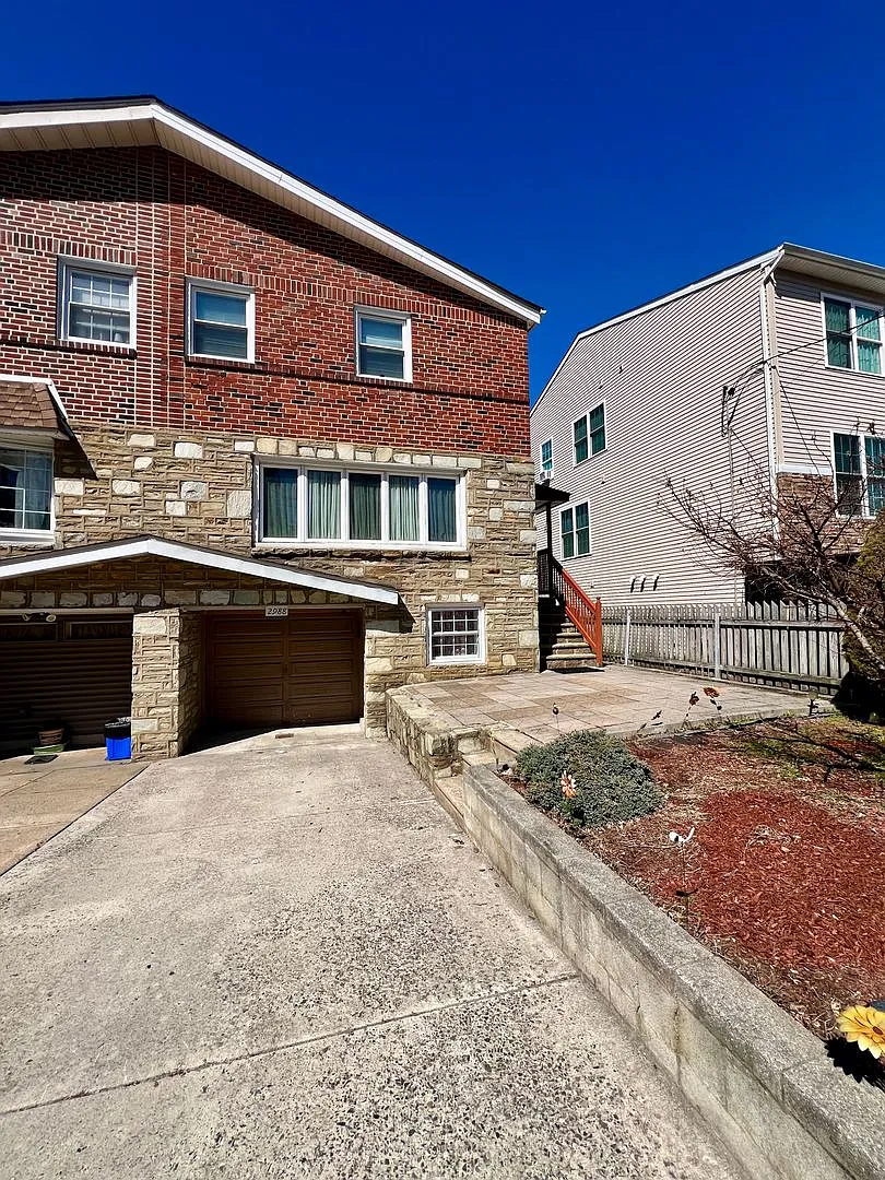 Gorgeous 4-Bedroom Townhome with One-Car Garage! Available NOW! — Photo 3