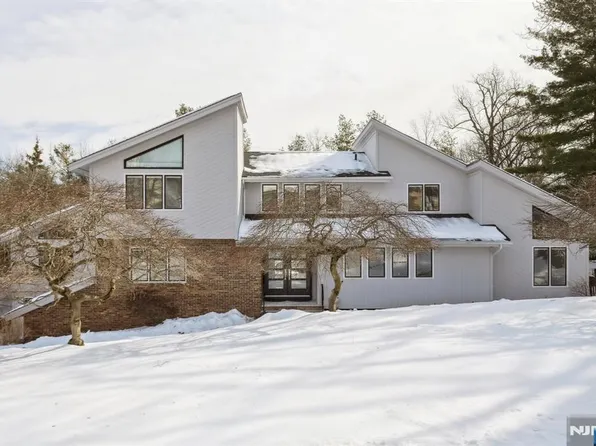 13 Lawrence Way, Cedar Grove, NJ 07009