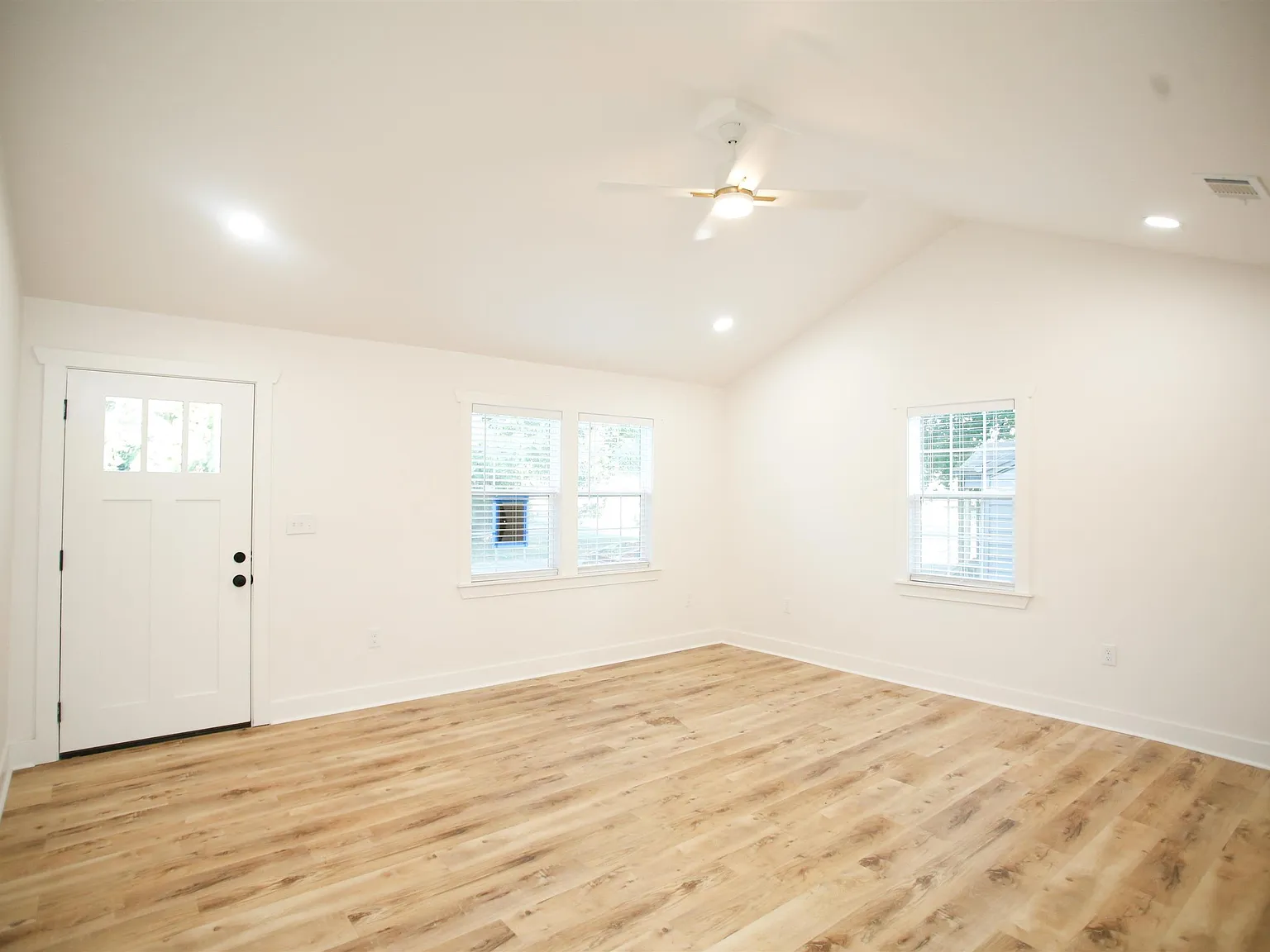2 bed, 1.0 bath, 840 sqft, $1,300 — Photo 3