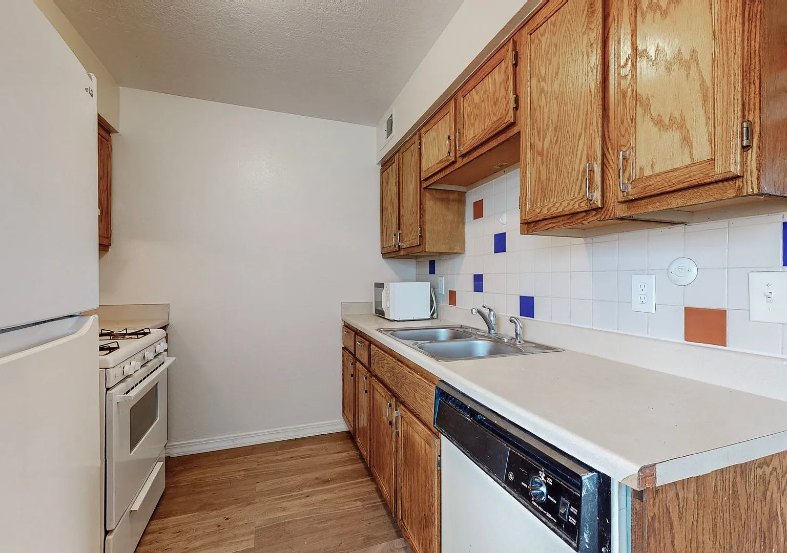 8000 Grand Avenue NE — Photo 1