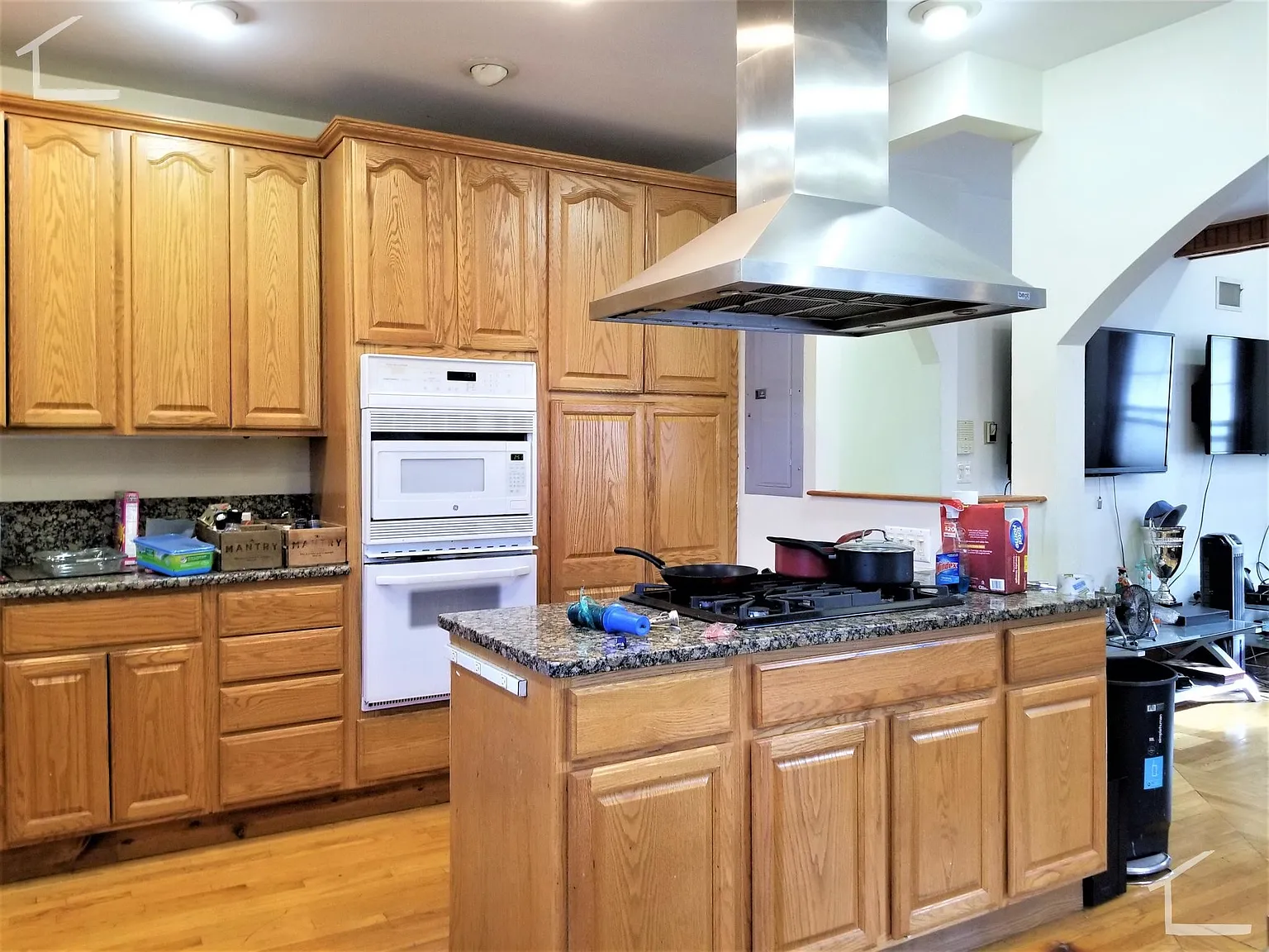 5 bed, 9999 sqft, $7,900 — Photo 2