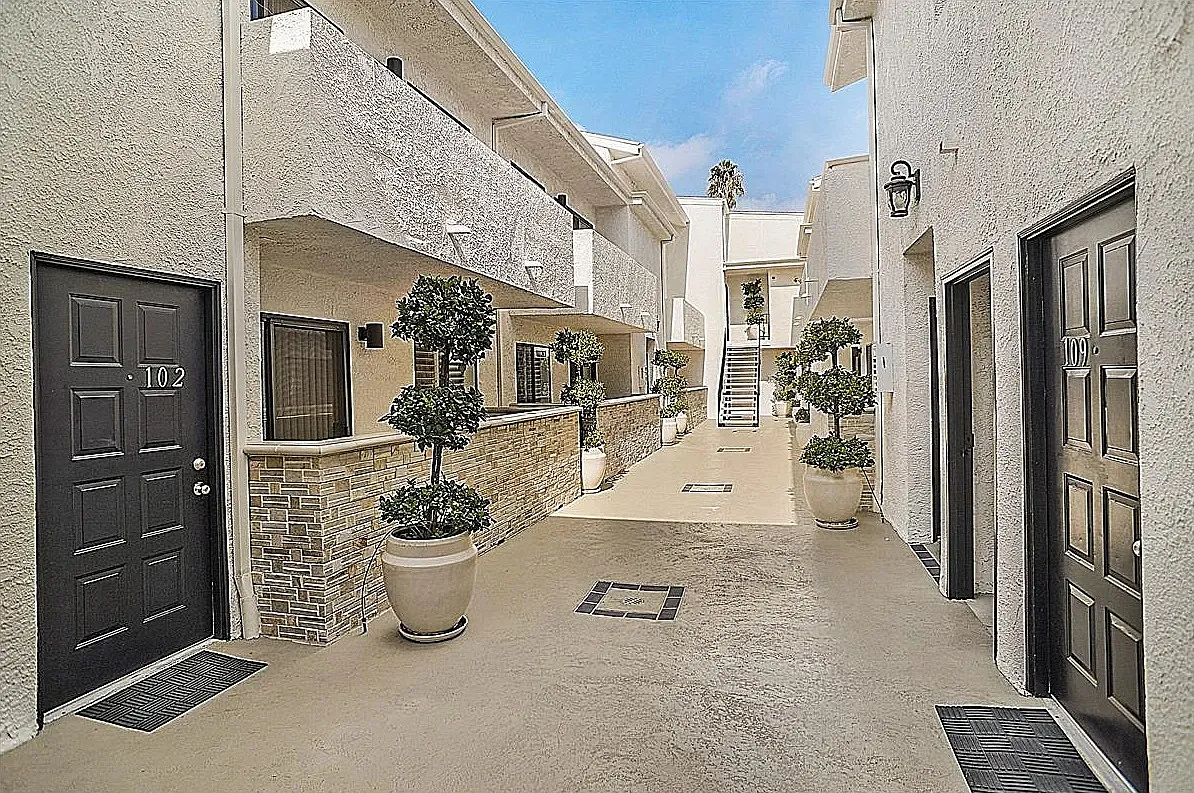 2 bed, 800 sqft, $2,600 — Photo 1
