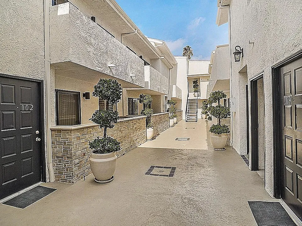 15141 Burbank Blvd #203