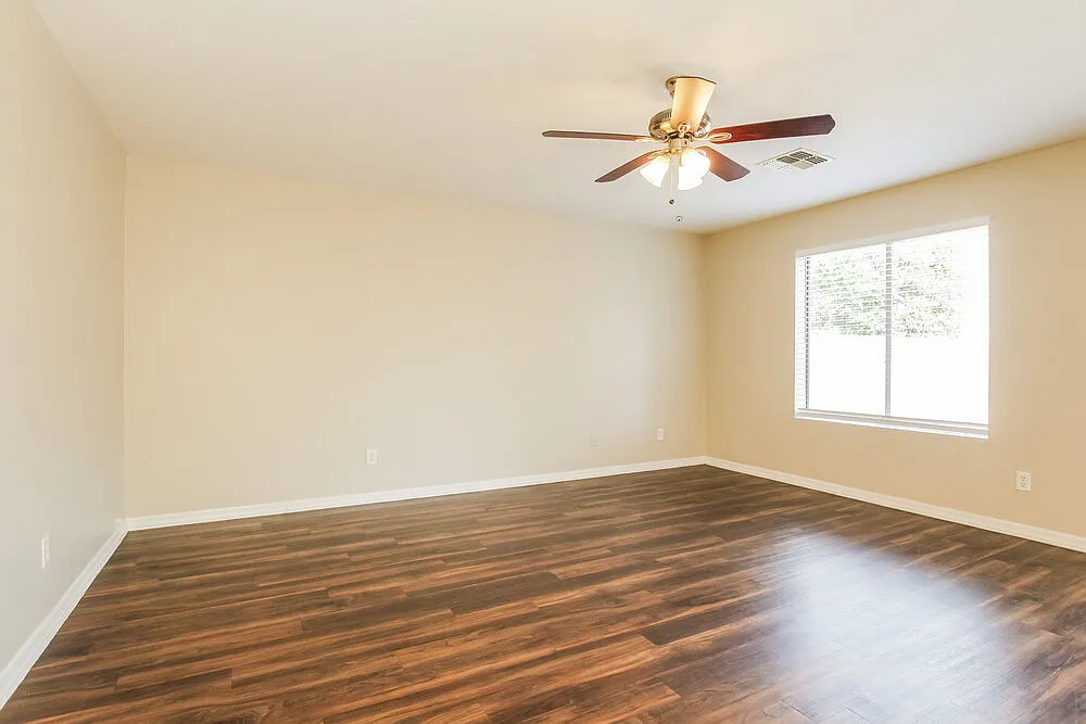 4 bed, 2.5 bath, 1949 sqft, $2,255 — Photo 4