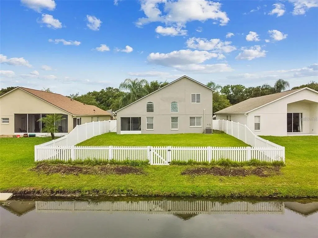 3 bed, 2.5 bath, 1808 sqft, $2,300 — Photo 4