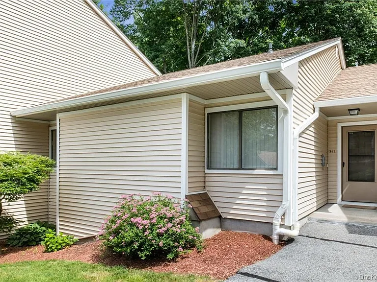 96 Molly Pitcher Ln #I — Photo 1