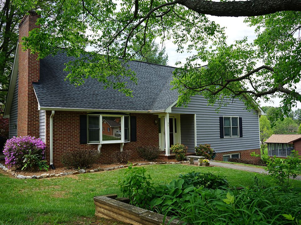1st image of 39 Pinehurst Dr