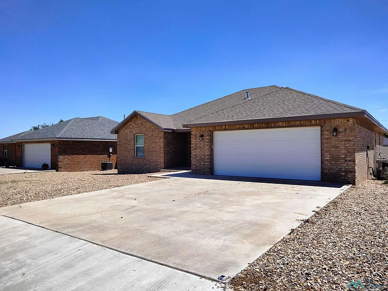 2115 Roadrunner Dr — Photo 3