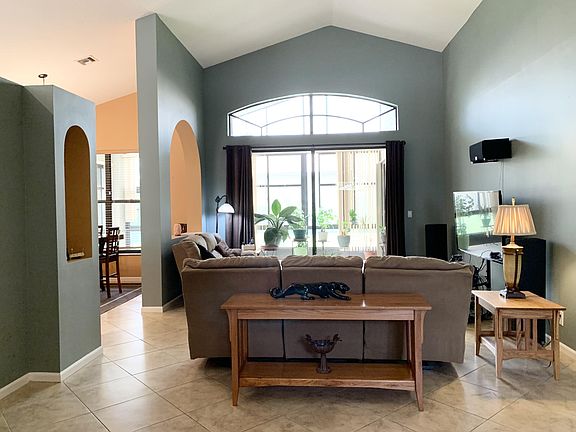 4th image of 10347 Lexington Cir S