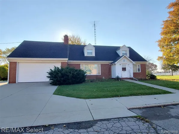 110 Harris Ct, Grand Blanc, MI 48439