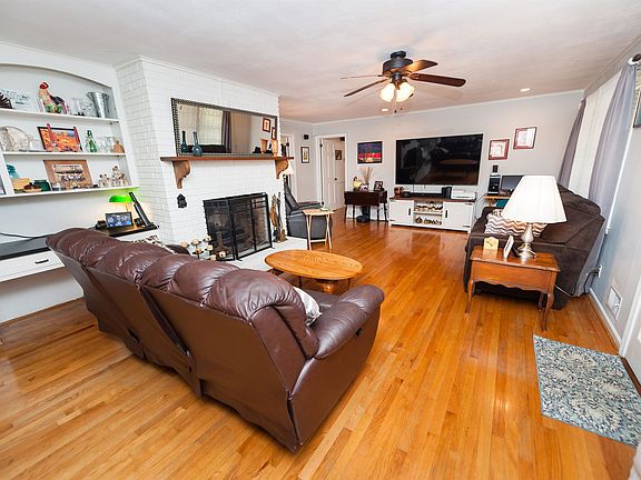 5th image of 302 Peach Valley Dr