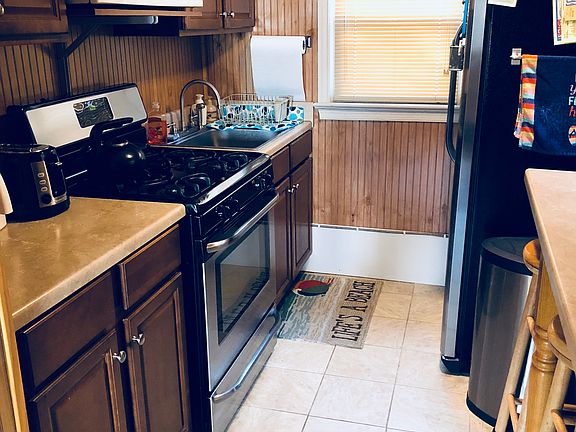 Kitchen: stainless steel