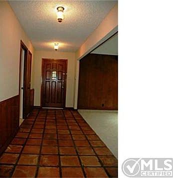 Inviting entry with sautillo tile