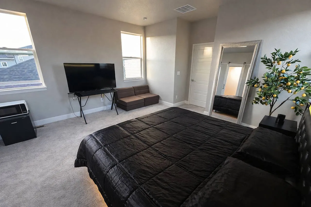 3 bed, 2460 sqft, $990 — Photo 3