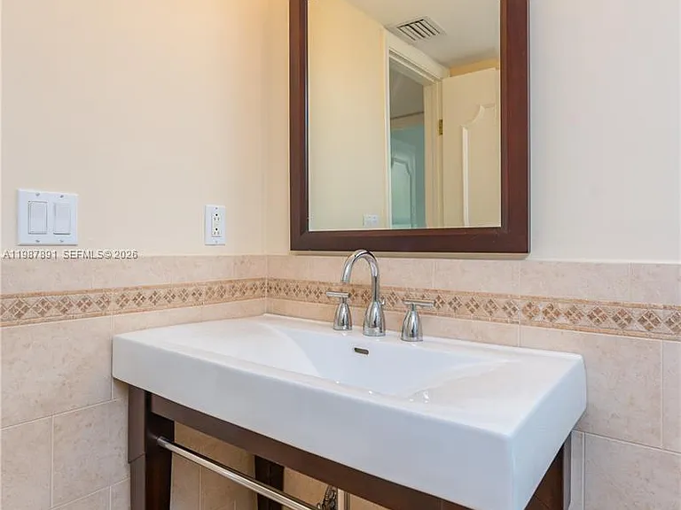 545 SE 12th St #305 — Photo 4