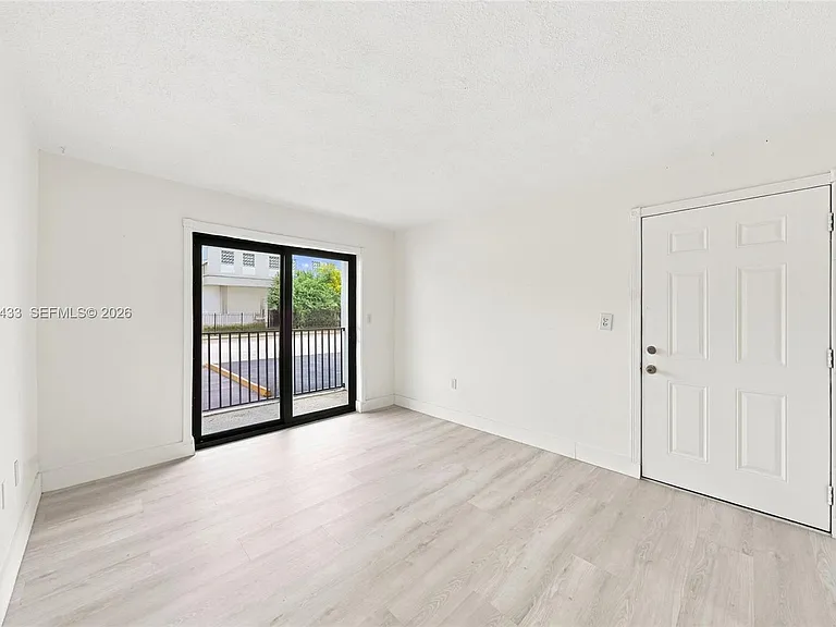 634 SW 7th Ct #5 — Photo 3