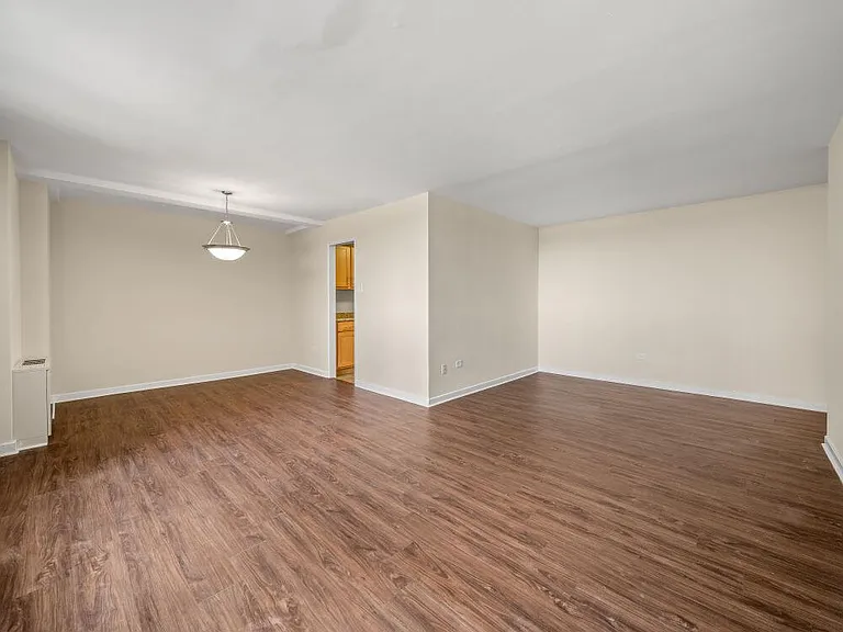 100-york-apartment-y708-2r