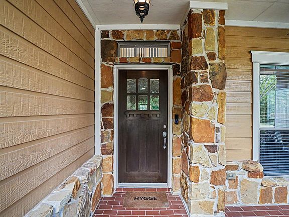 3rd image of 62 W Tapestry Park Cir