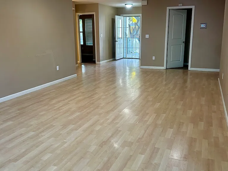 240 N Van Ness Ave — Photo 8