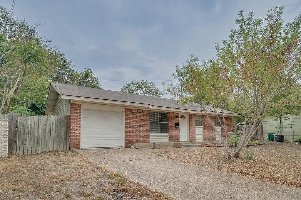 3 bed, 1.0 bath, 952 sqft, $1,895 — Photo 2